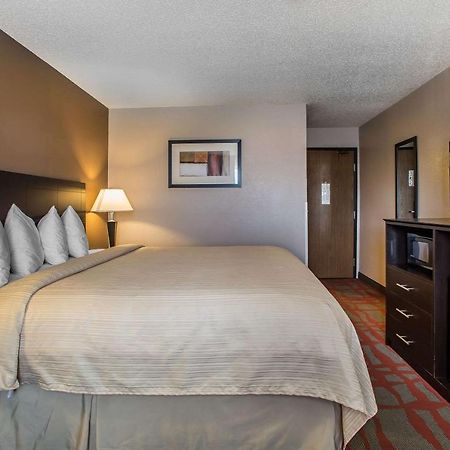 Quality Inn & Suites West Bend Exteriör bild