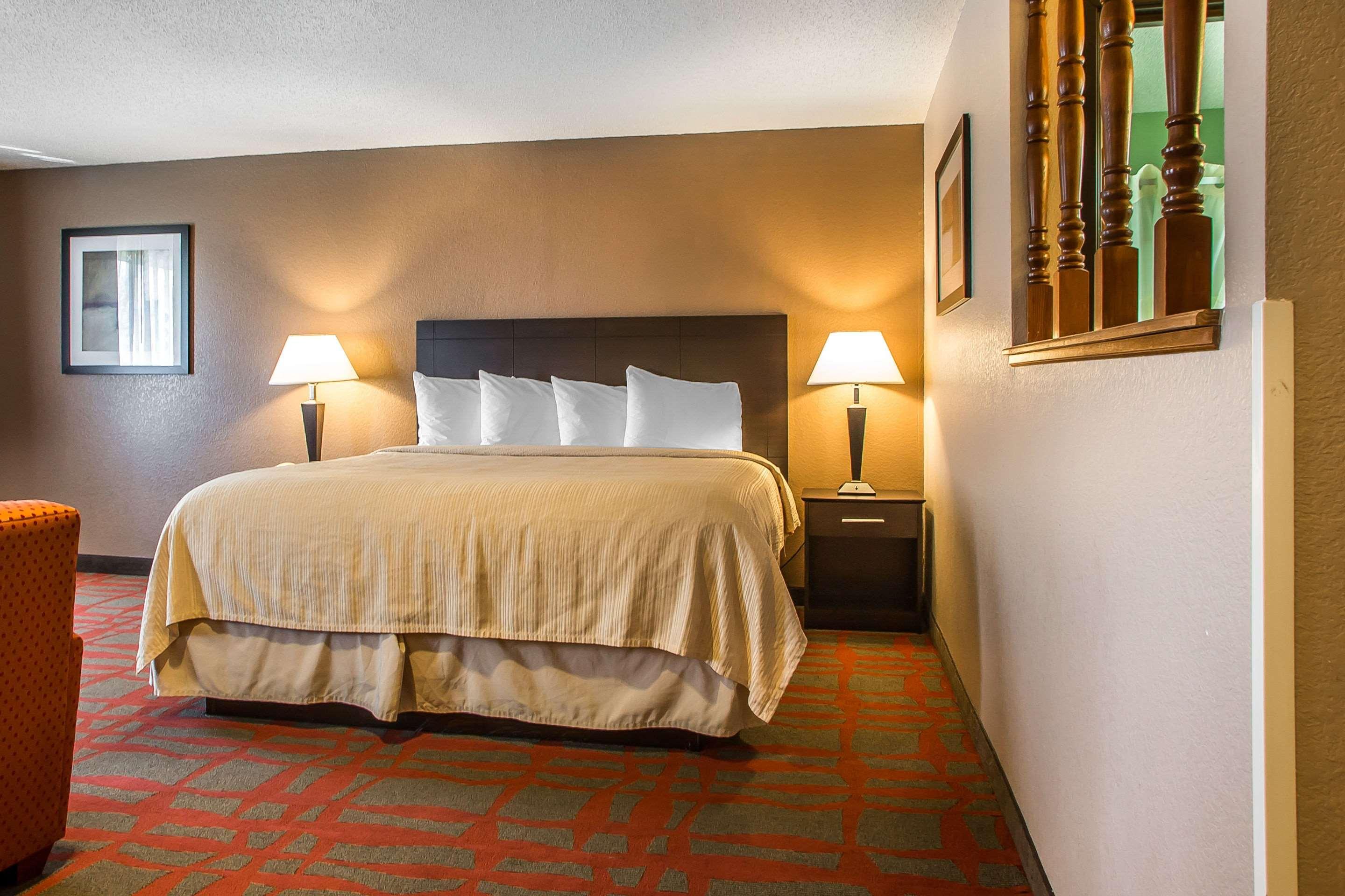 Quality Inn & Suites West Bend Exteriör bild