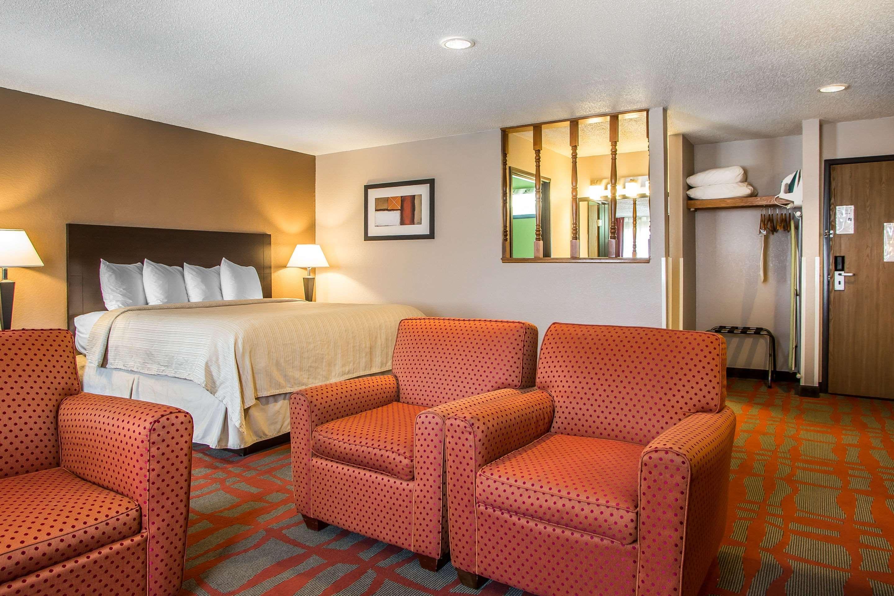 Quality Inn & Suites West Bend Exteriör bild