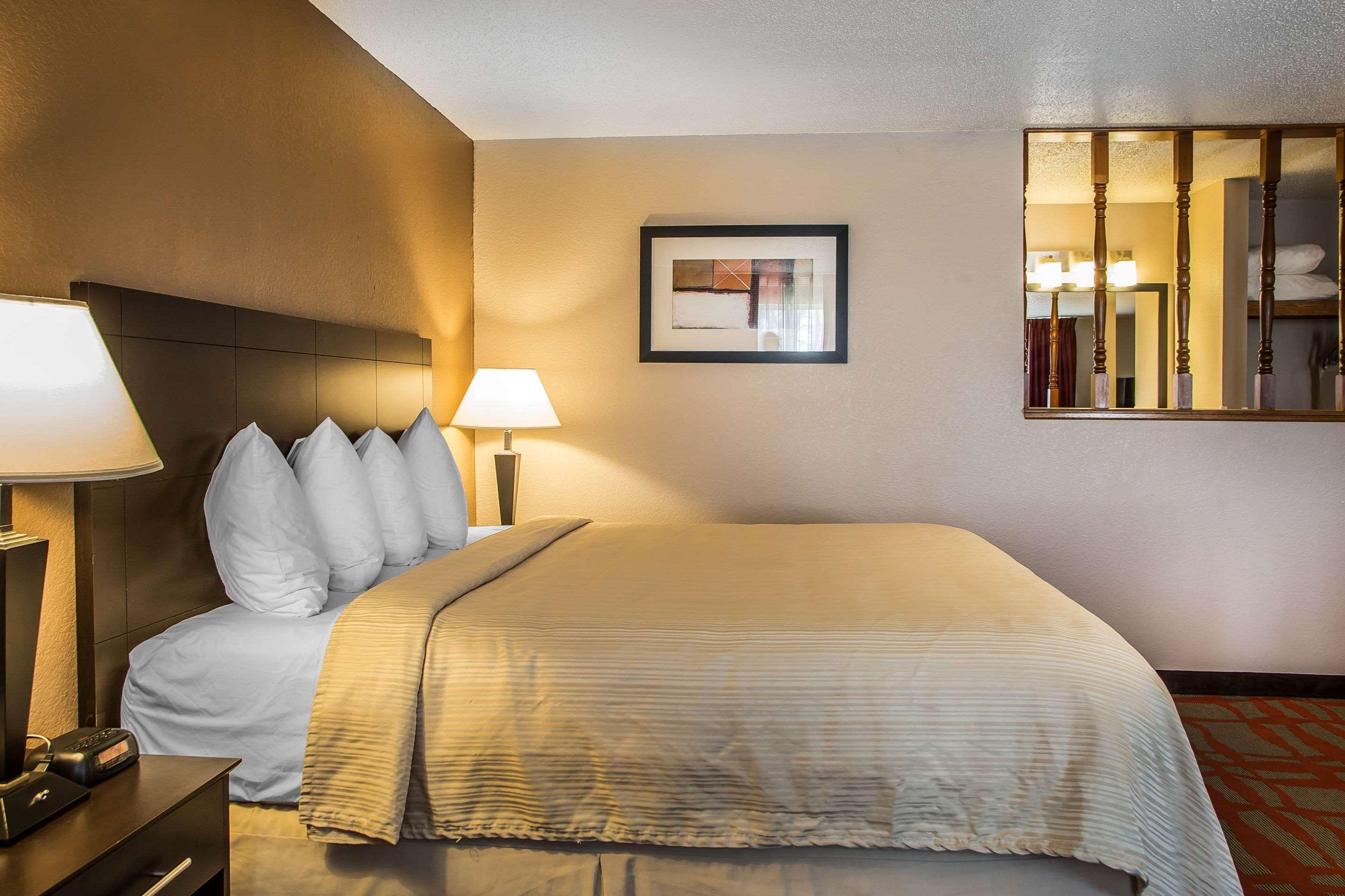 Quality Inn & Suites West Bend Exteriör bild