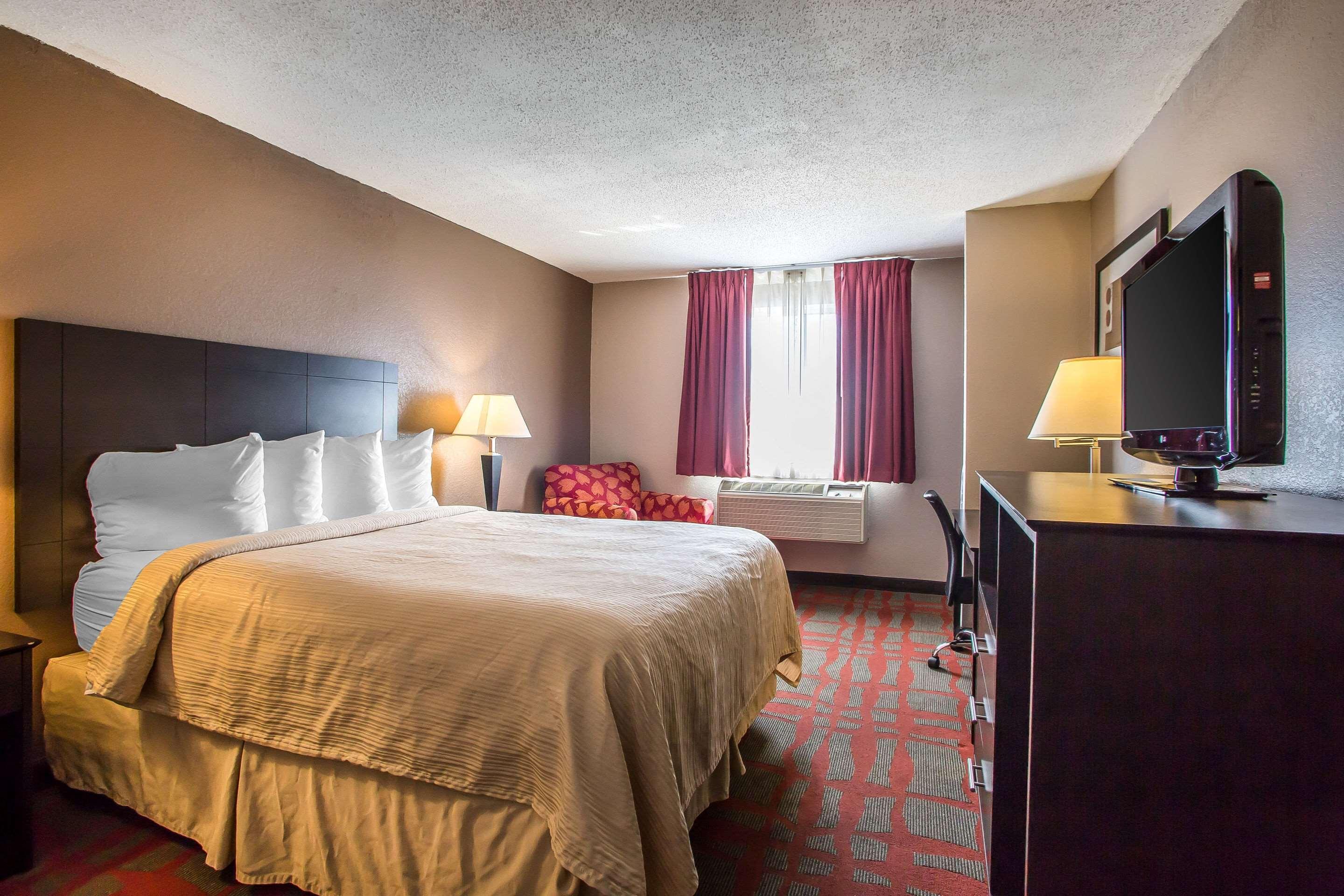 Quality Inn & Suites West Bend Exteriör bild