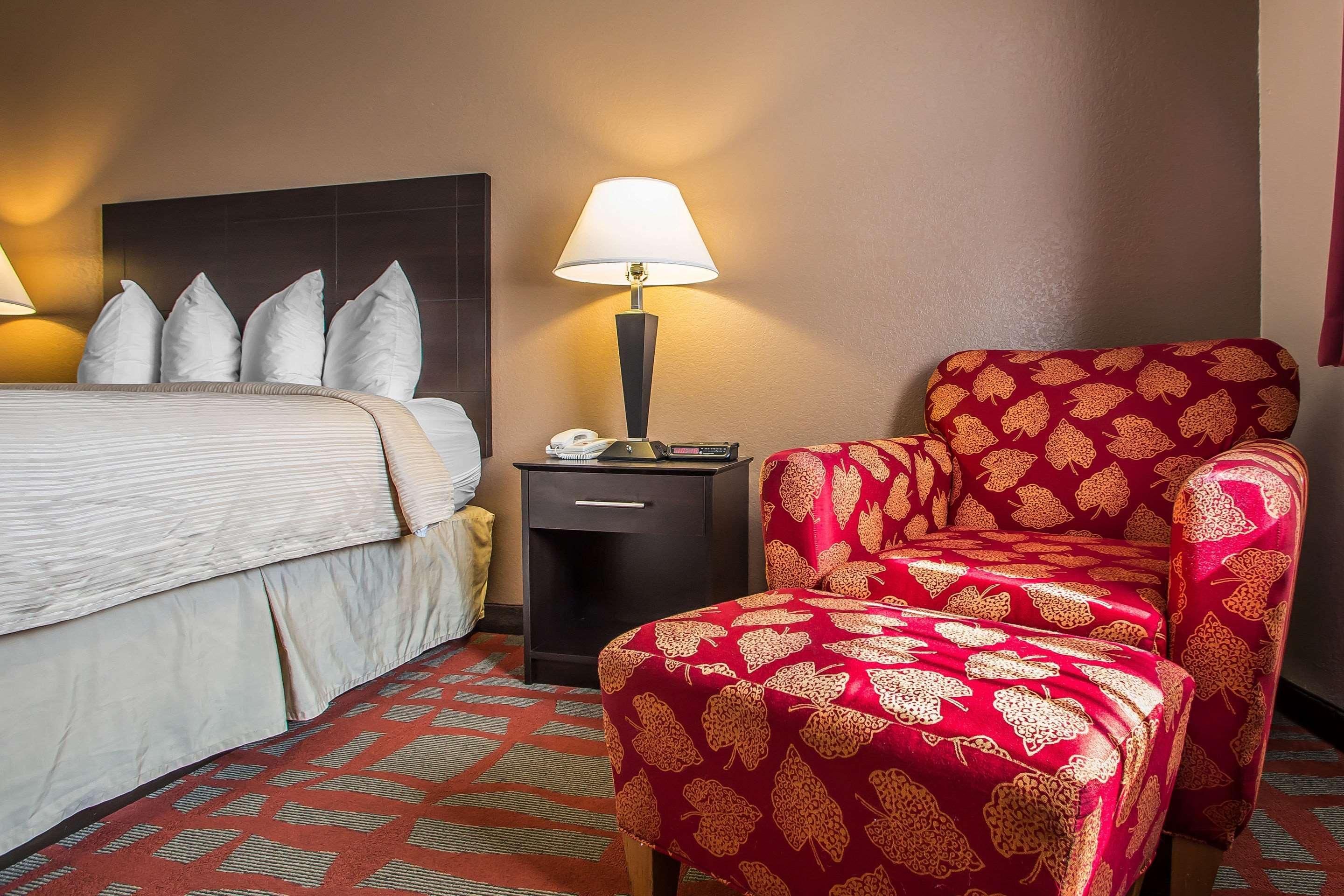 Quality Inn & Suites West Bend Exteriör bild