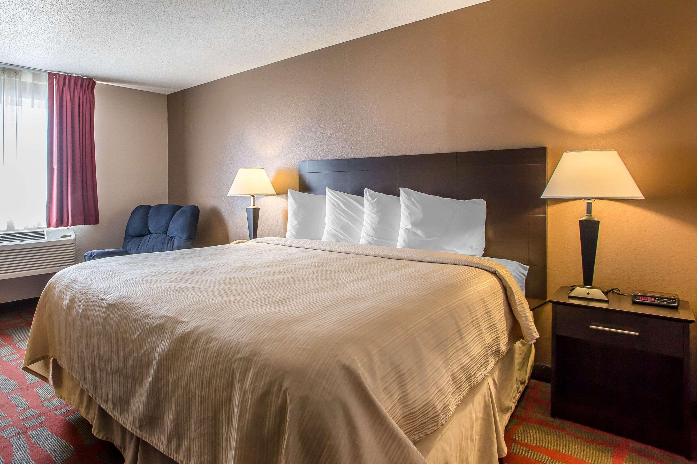 Quality Inn & Suites West Bend Exteriör bild