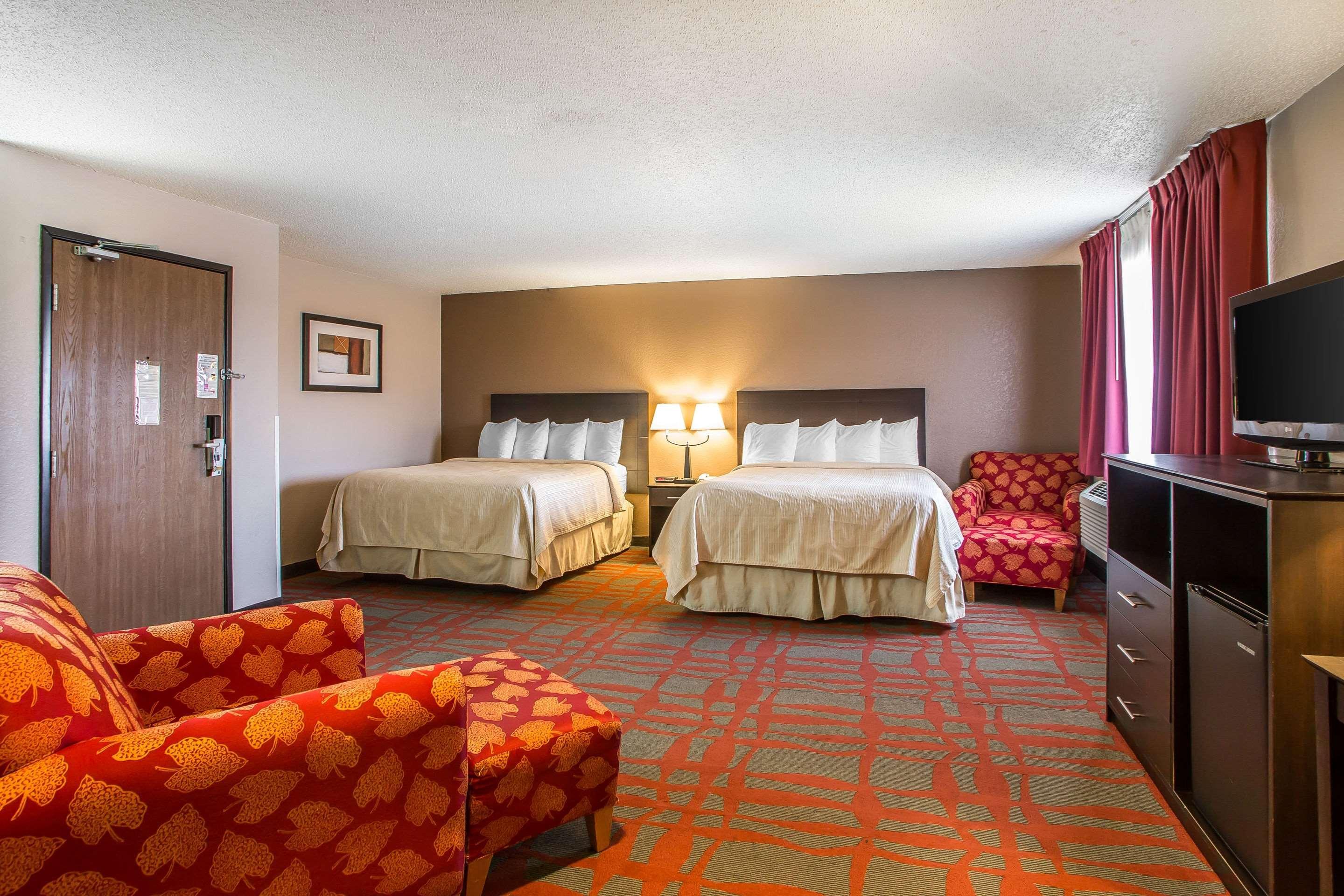 Quality Inn & Suites West Bend Exteriör bild