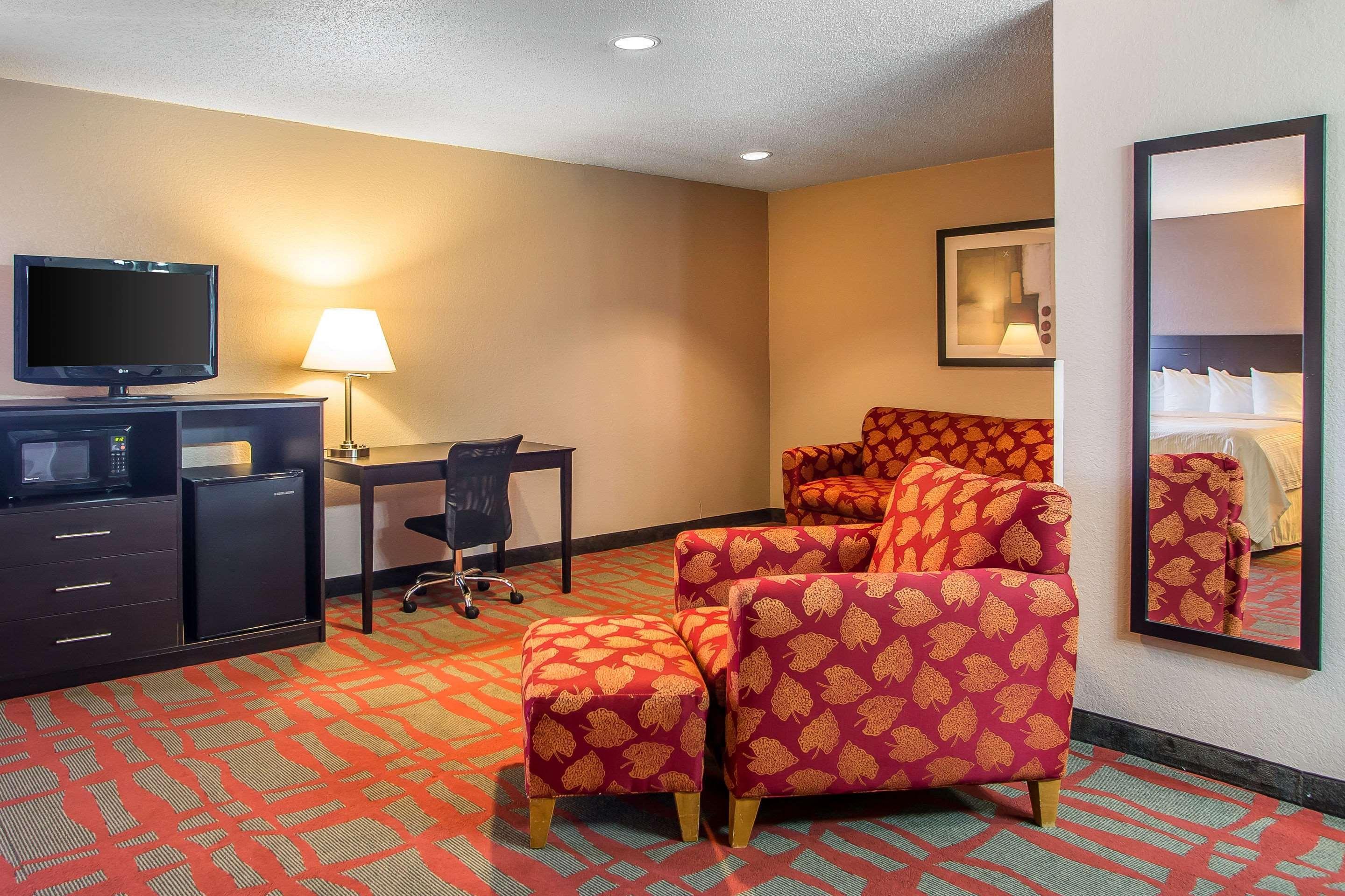 Quality Inn & Suites West Bend Exteriör bild