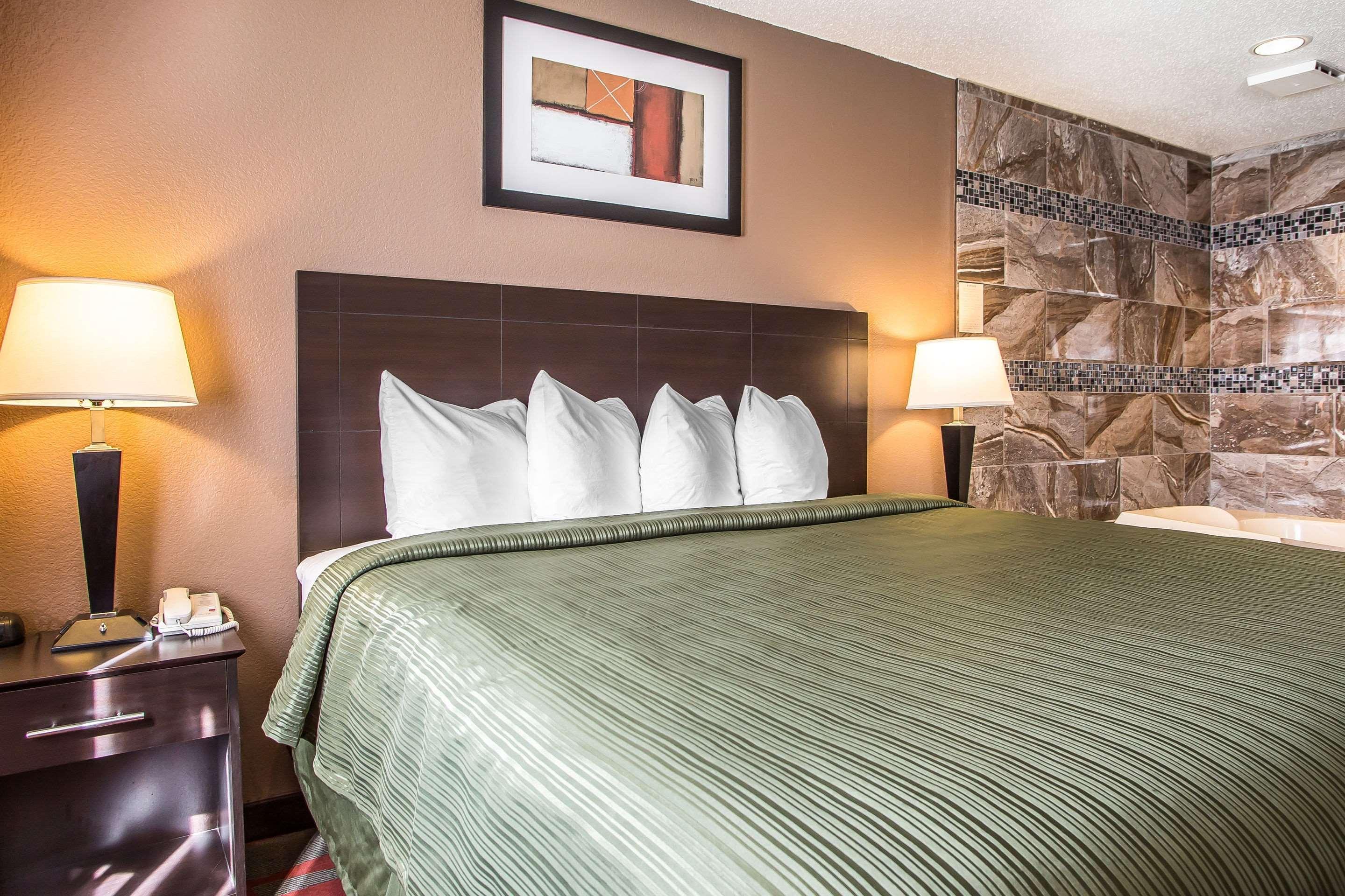 Quality Inn & Suites West Bend Exteriör bild