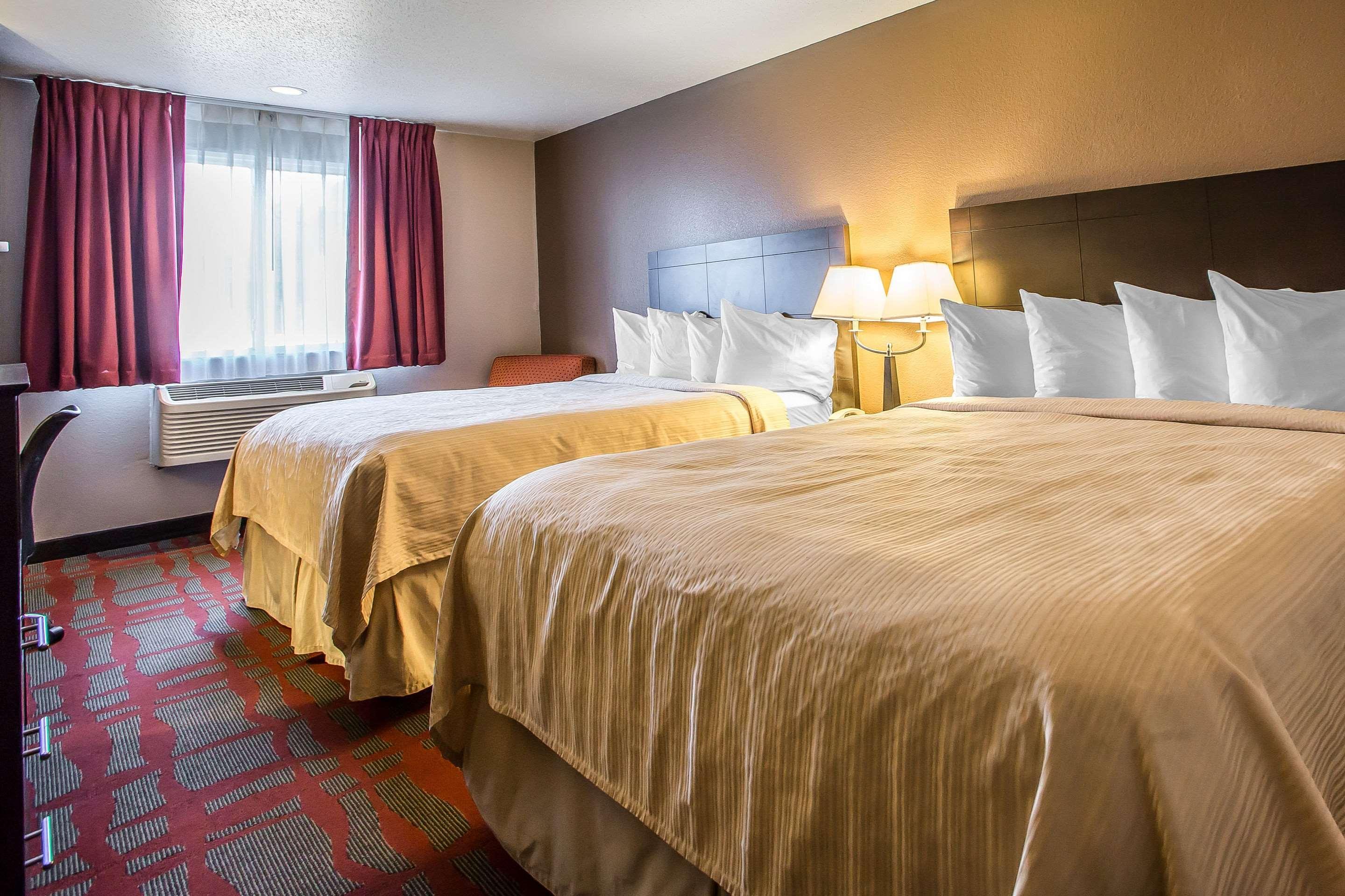 Quality Inn & Suites West Bend Exteriör bild
