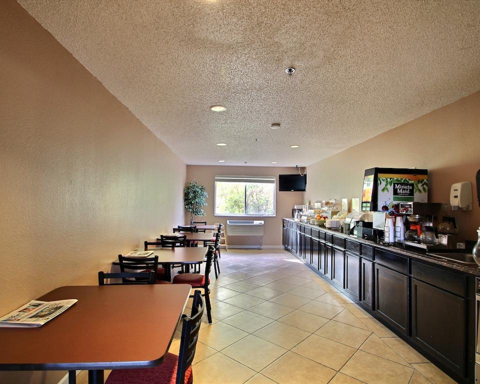 Quality Inn & Suites West Bend Exteriör bild