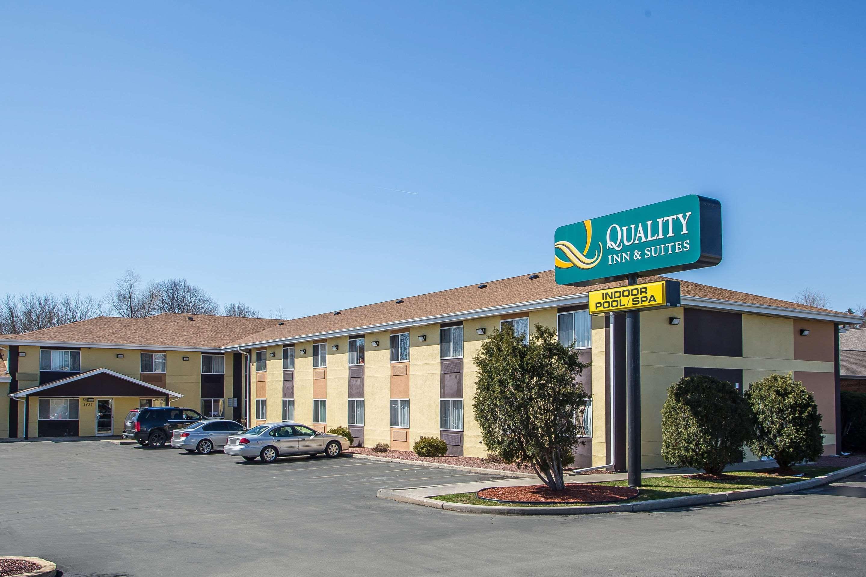 Quality Inn & Suites West Bend Exteriör bild