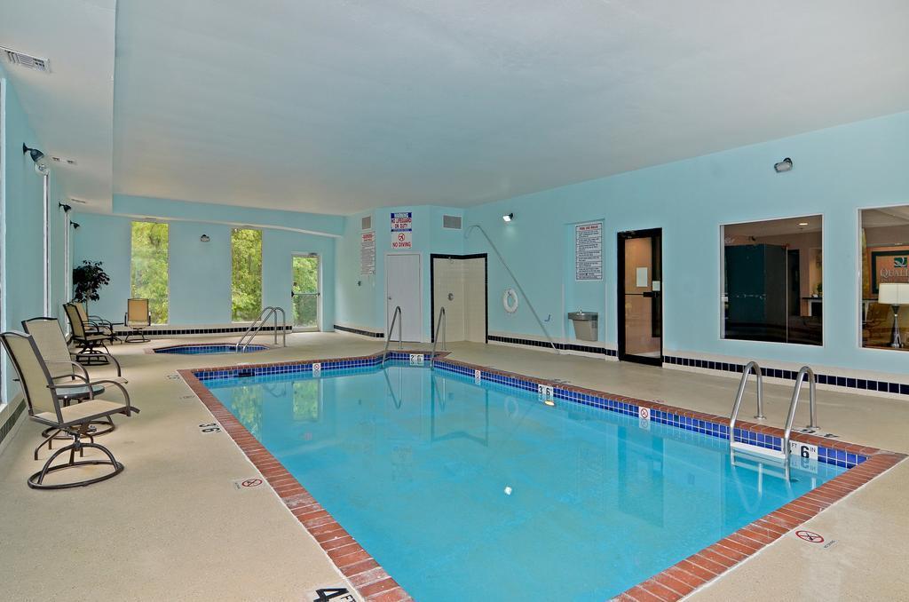 Quality Inn & Suites West Bend Exteriör bild