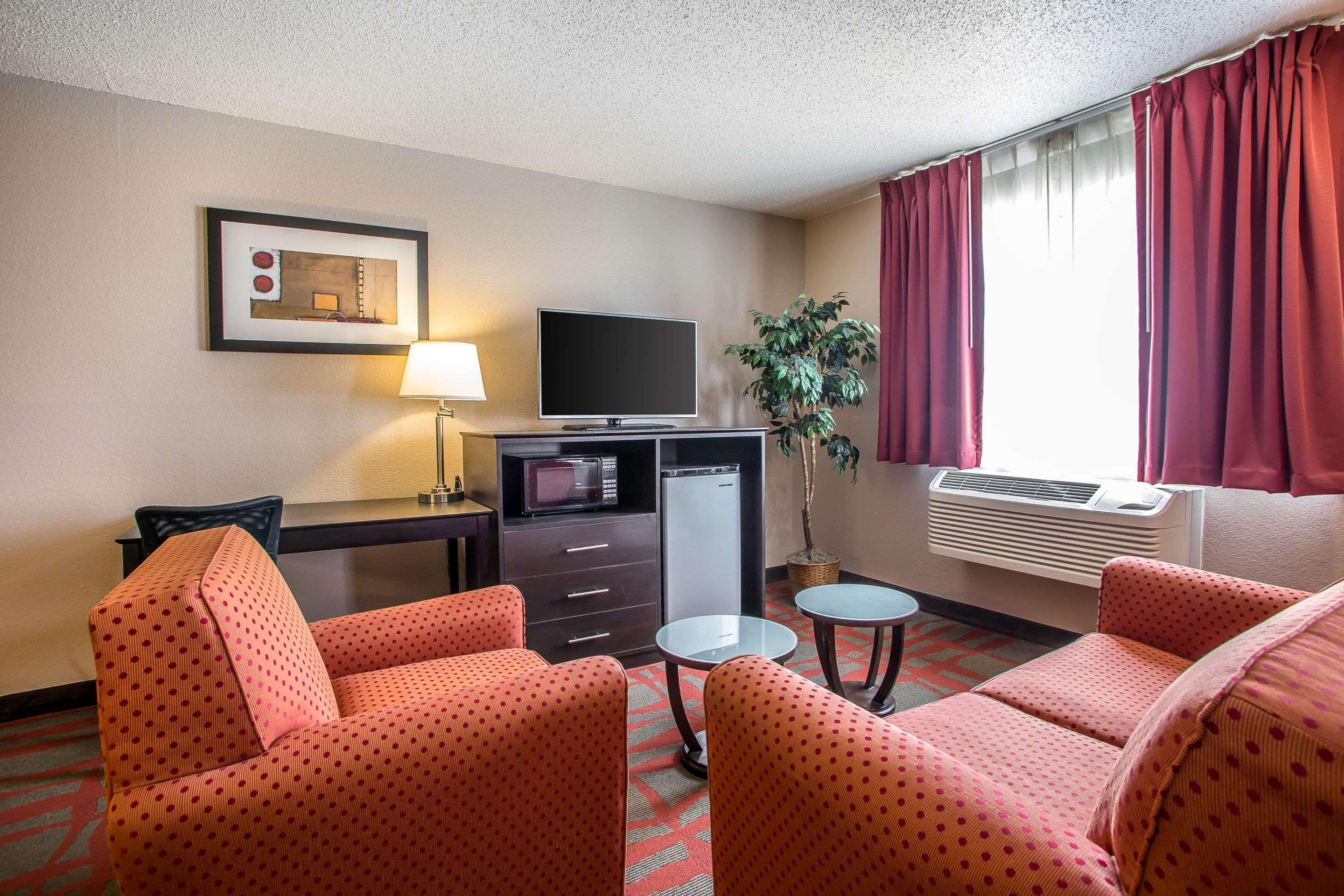 Quality Inn & Suites West Bend Exteriör bild
