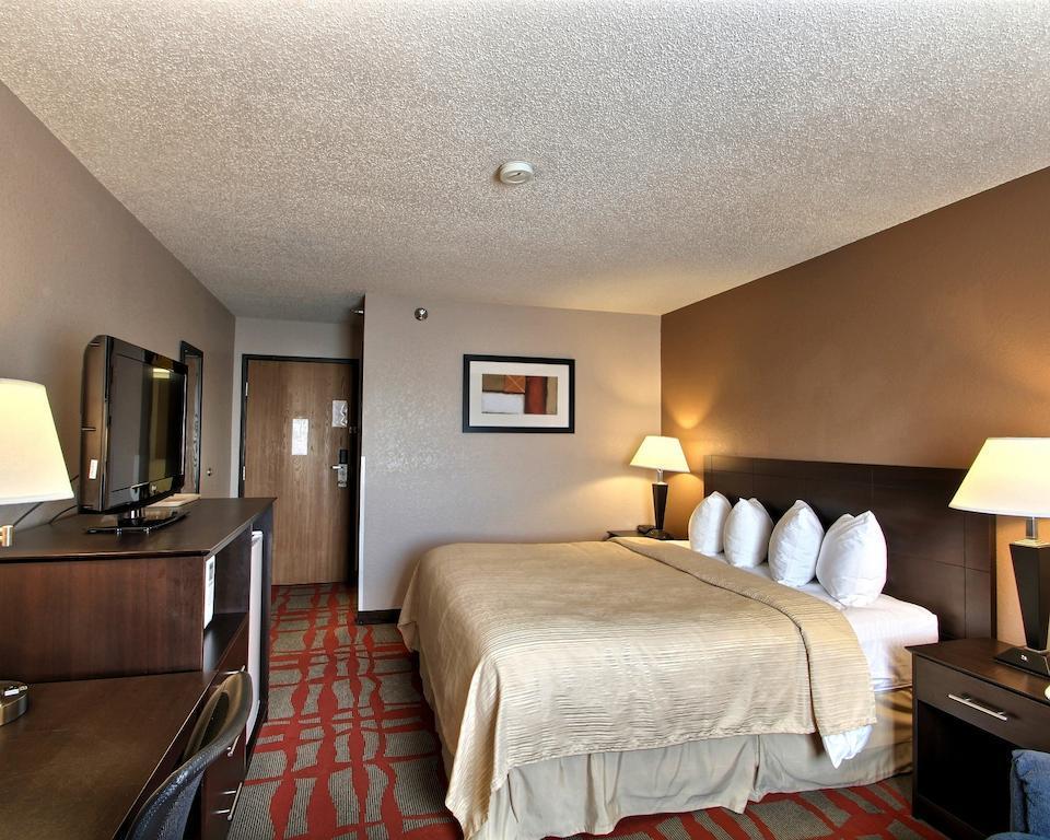 Quality Inn & Suites West Bend Exteriör bild