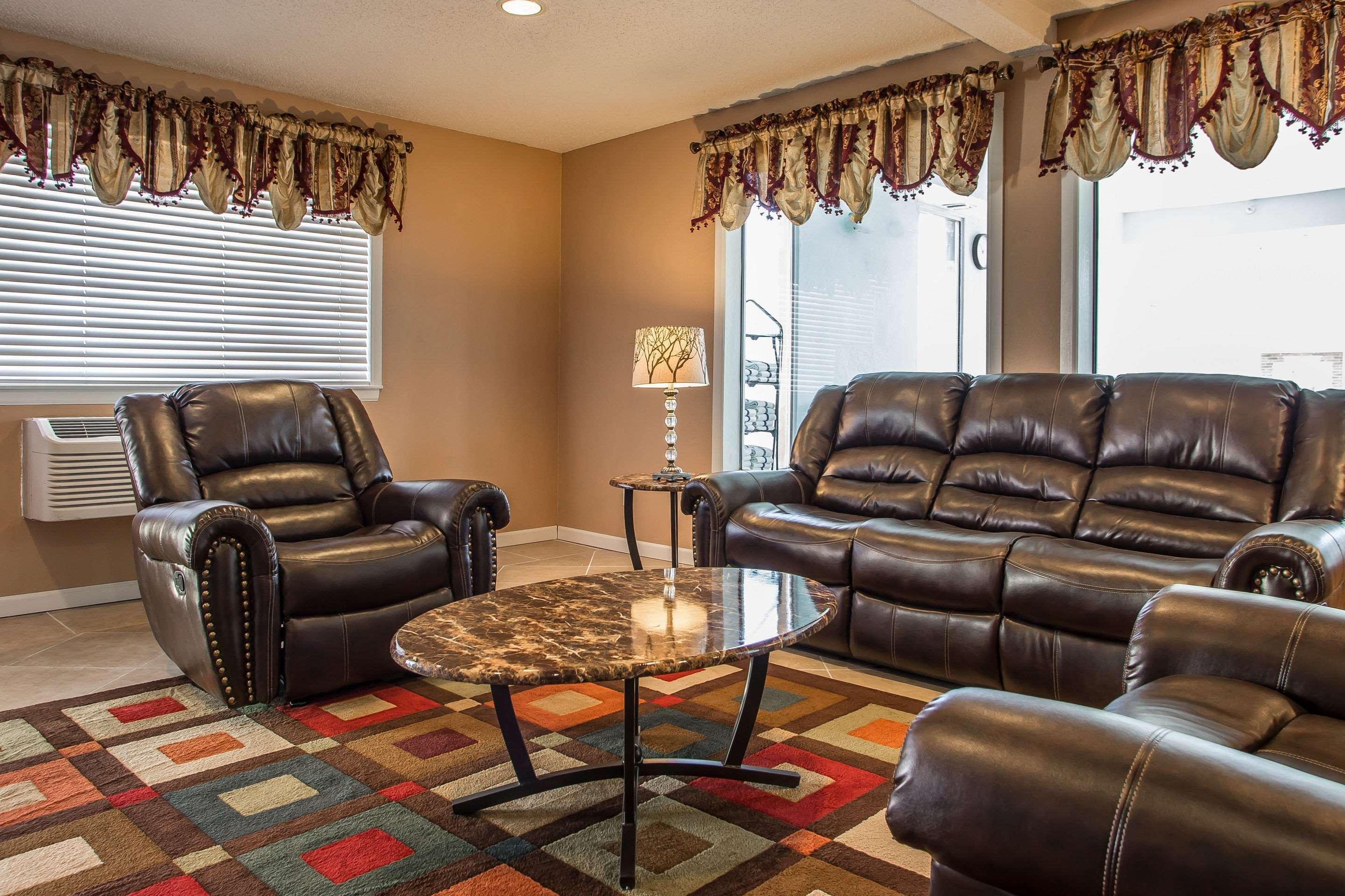 Quality Inn & Suites West Bend Exteriör bild