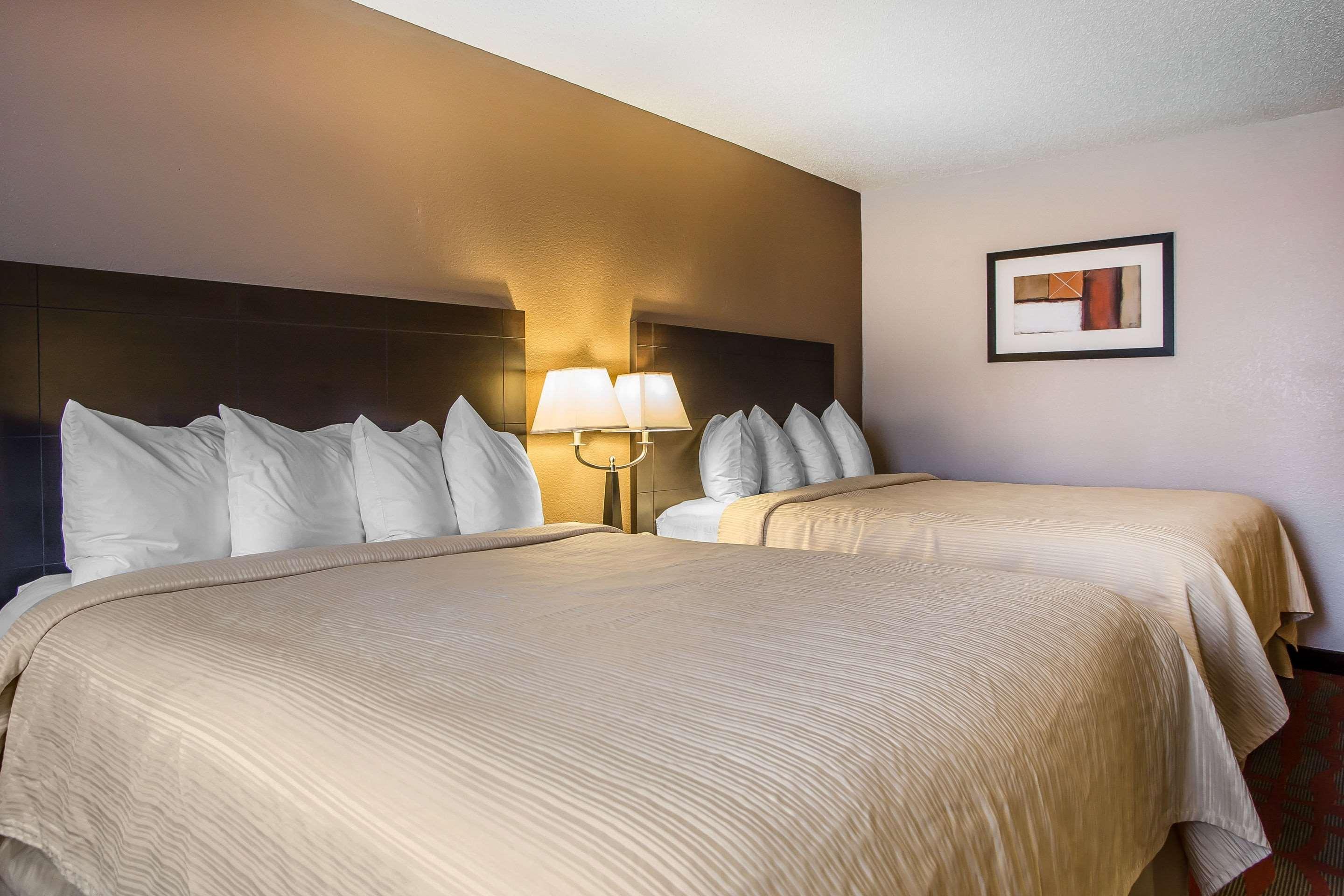 Quality Inn & Suites West Bend Exteriör bild