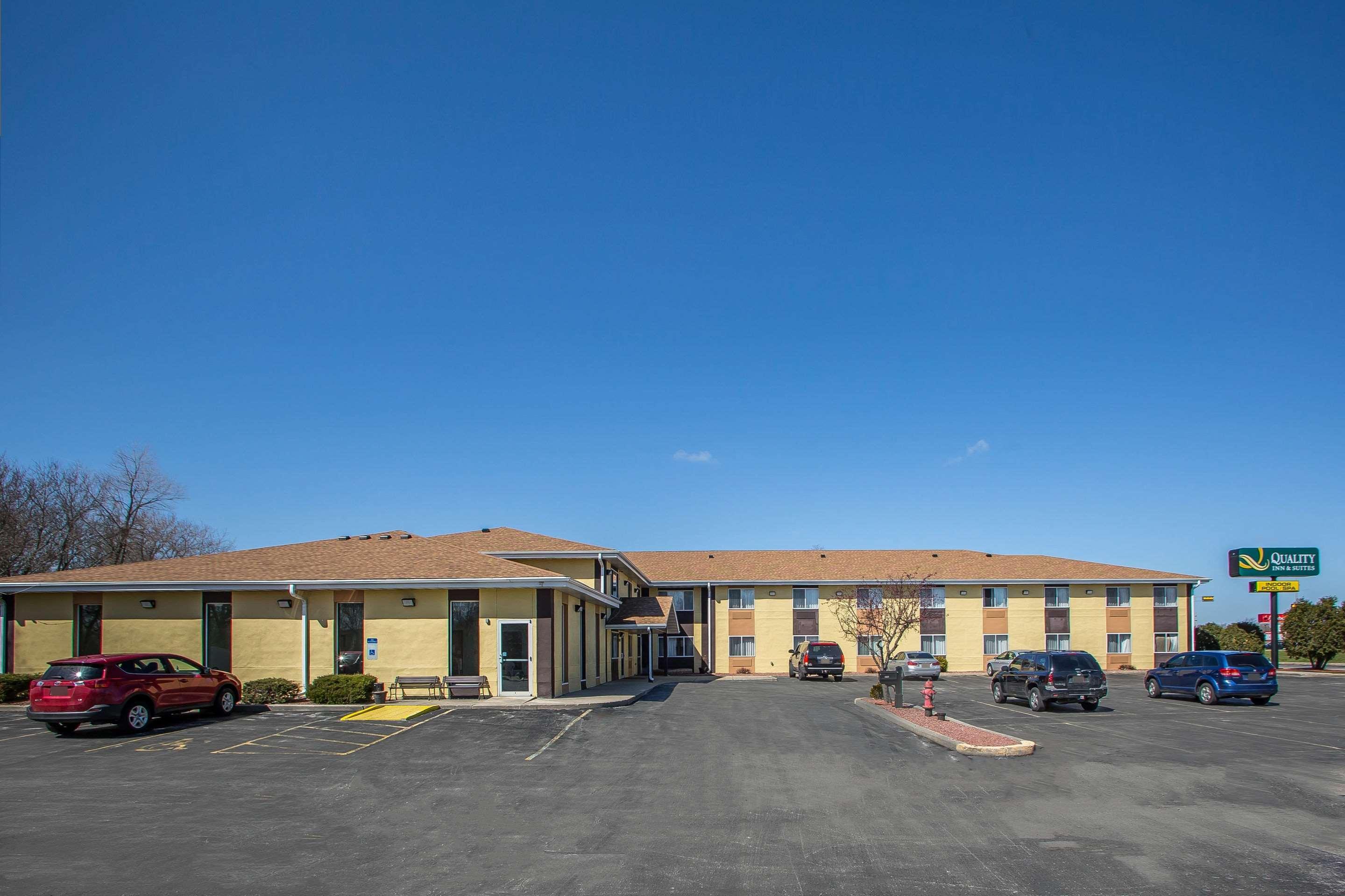 Quality Inn & Suites West Bend Exteriör bild