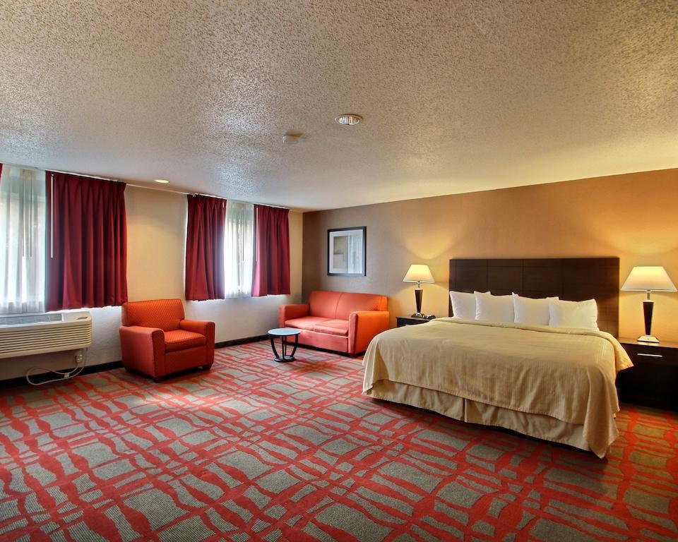 Quality Inn & Suites West Bend Exteriör bild