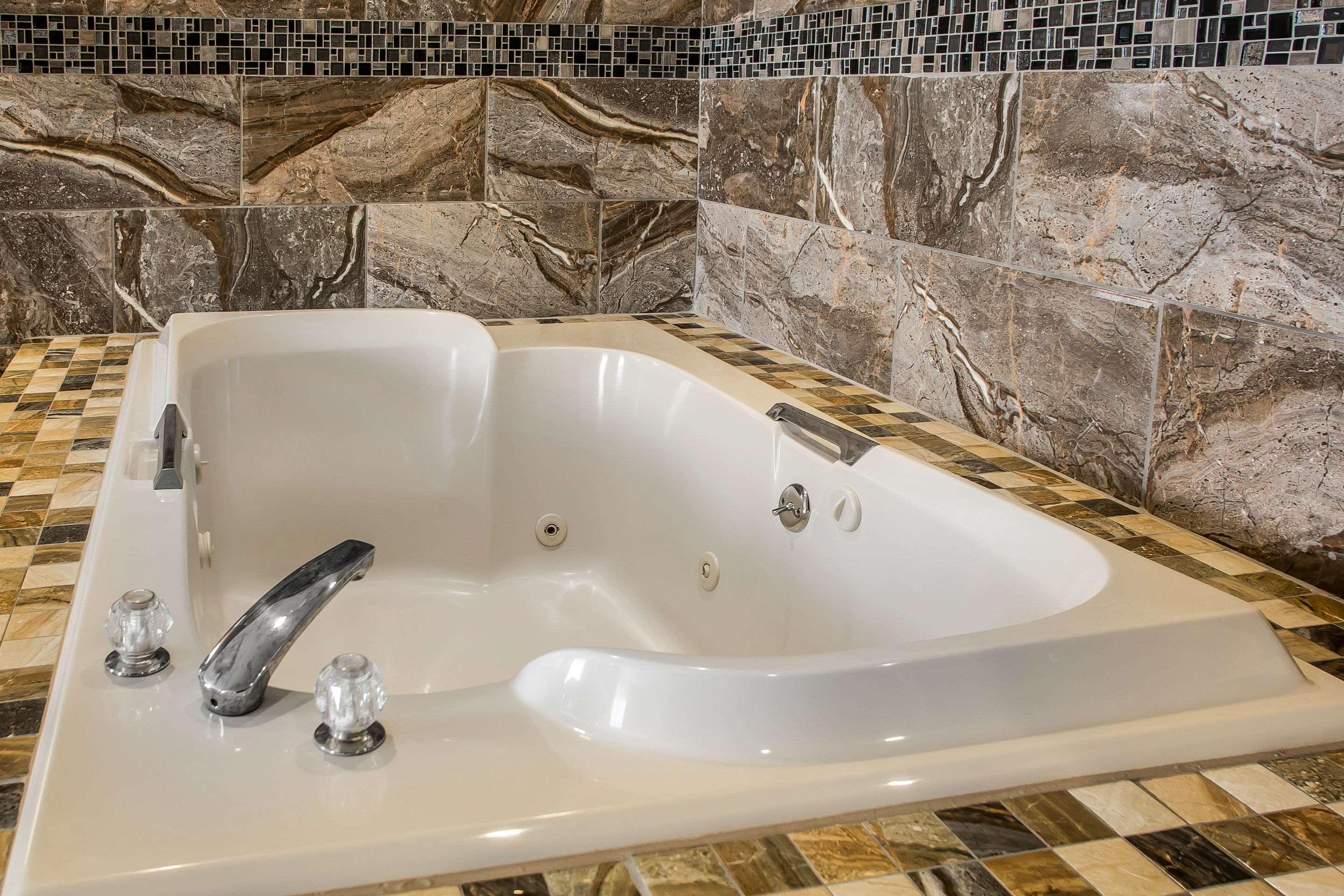 Quality Inn & Suites West Bend Exteriör bild