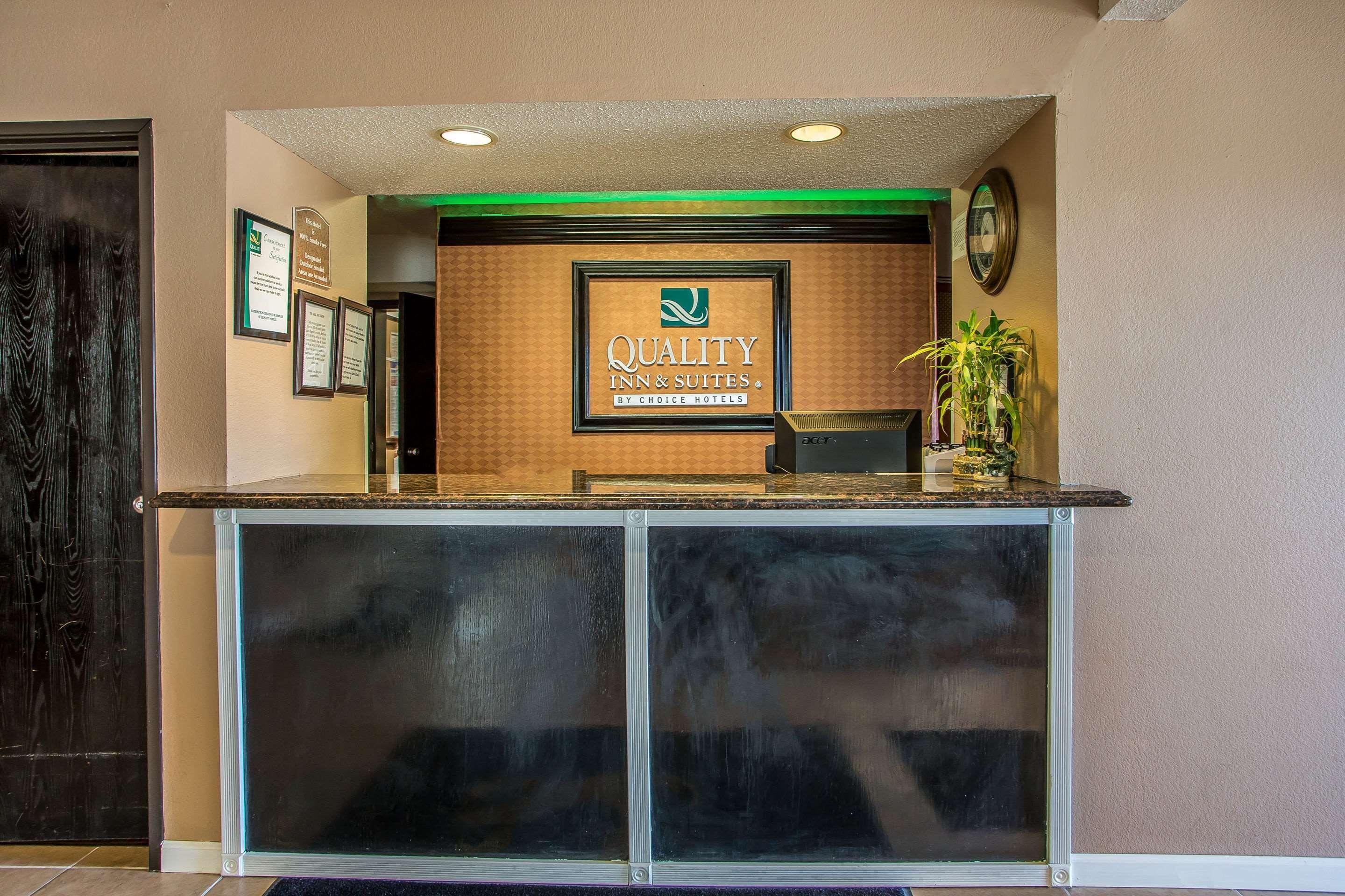 Quality Inn & Suites West Bend Exteriör bild