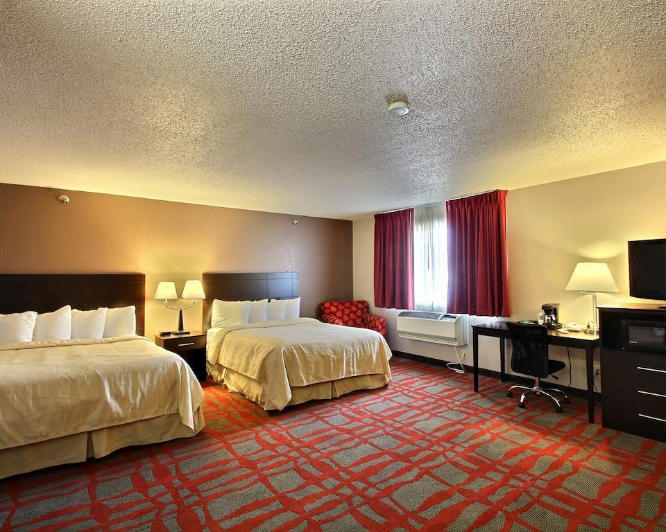 Quality Inn & Suites West Bend Exteriör bild