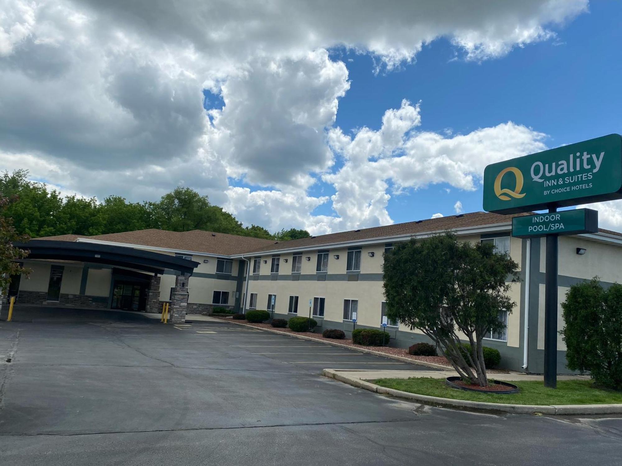 Quality Inn & Suites West Bend Exteriör bild