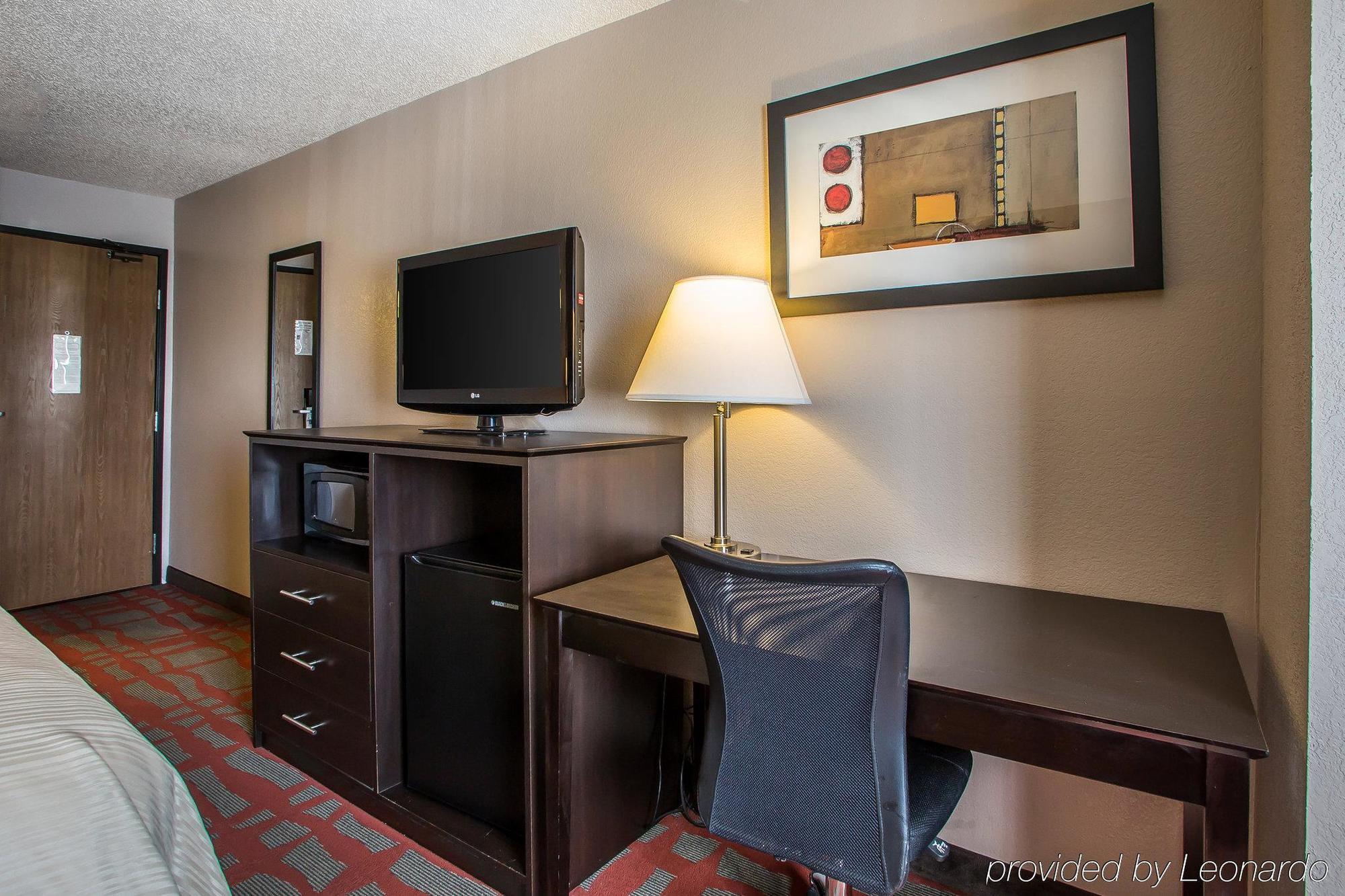 Quality Inn & Suites West Bend Exteriör bild