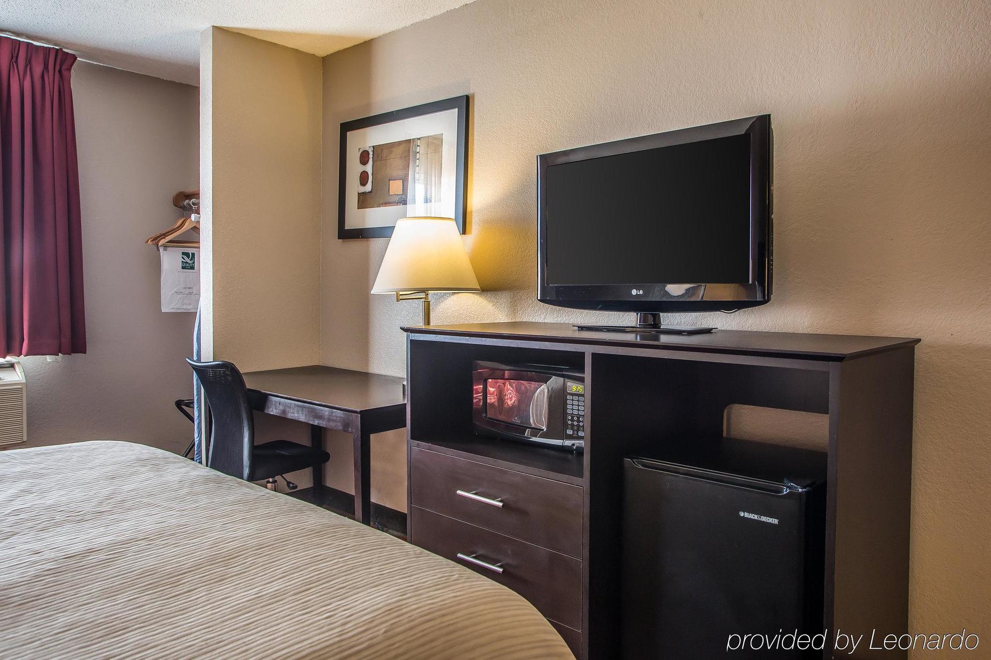 Quality Inn & Suites West Bend Exteriör bild