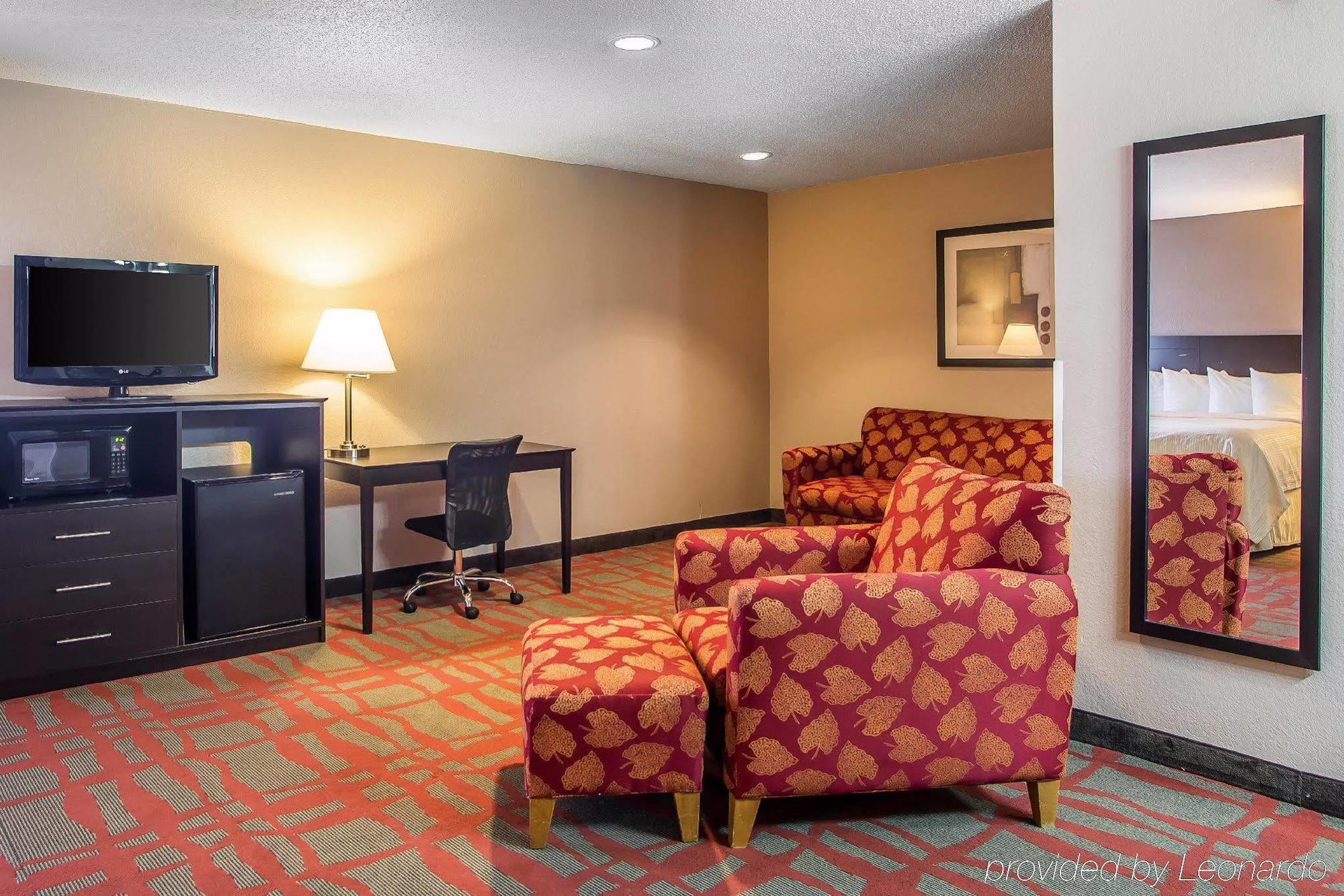 Quality Inn & Suites West Bend Exteriör bild