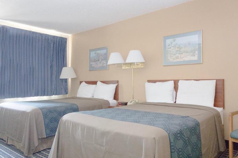 Quality Inn & Suites West Bend Exteriör bild