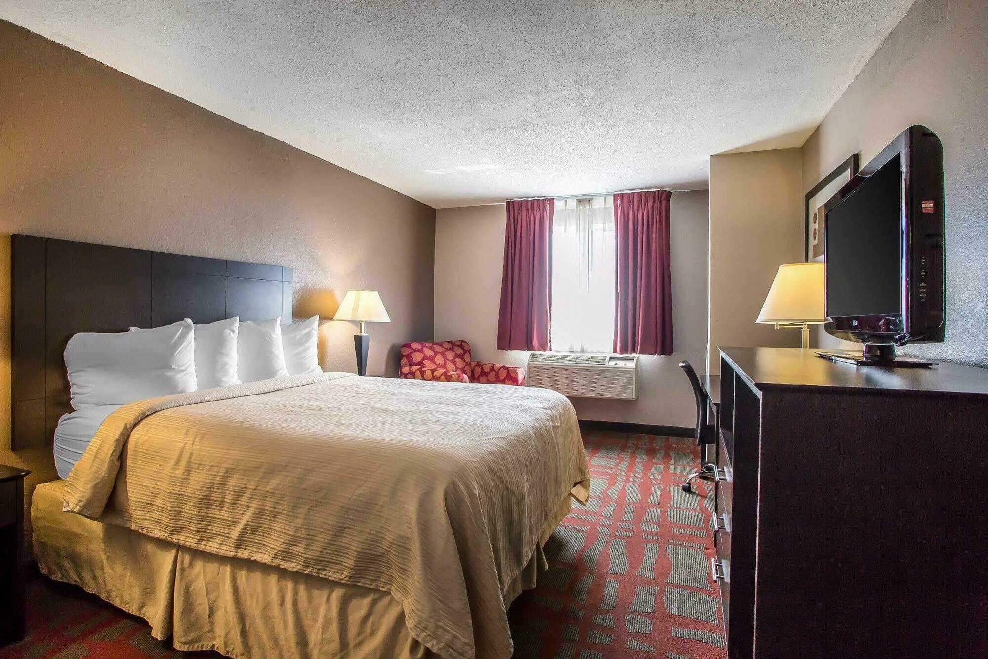 Quality Inn & Suites West Bend Exteriör bild