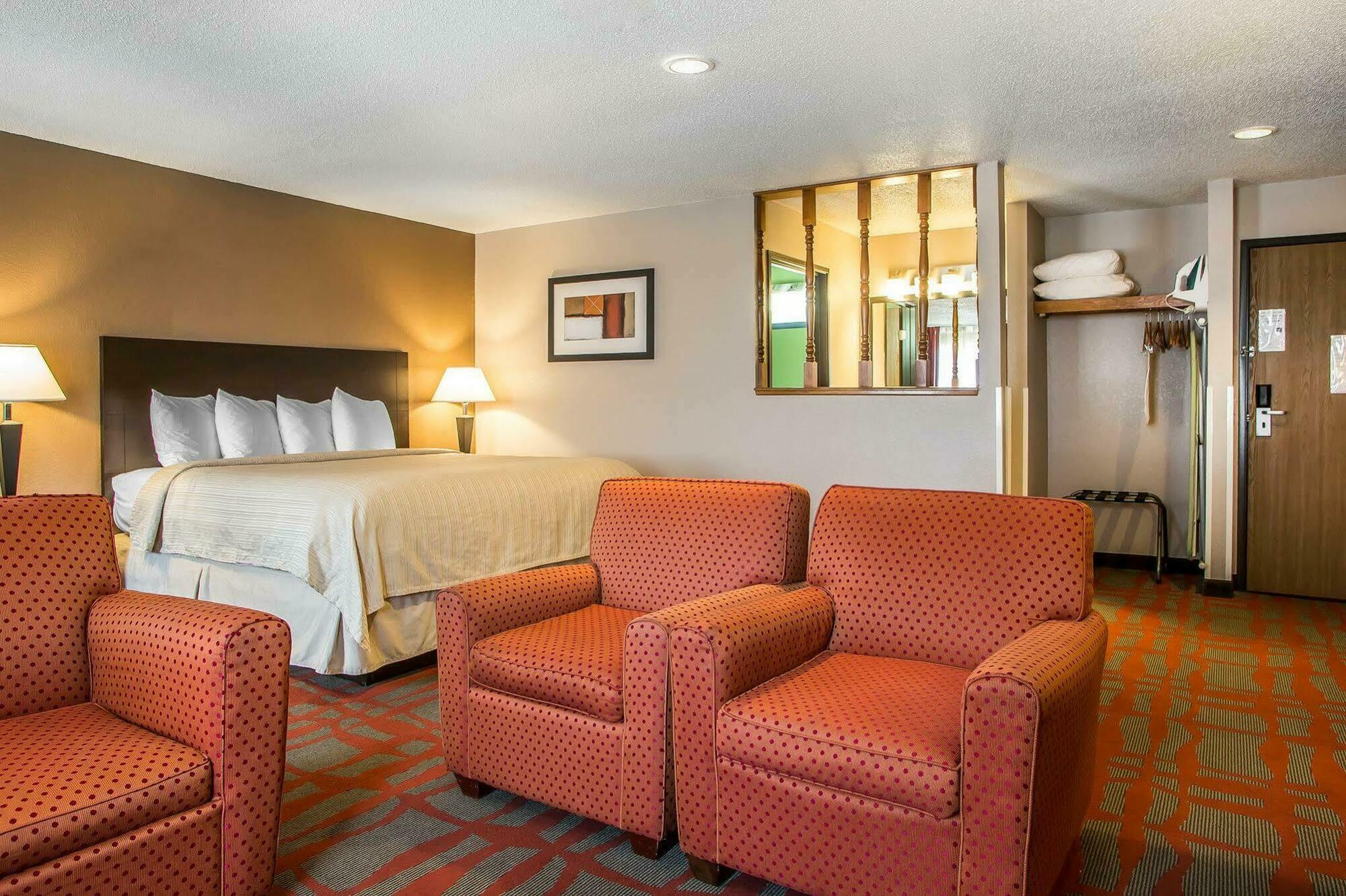 Quality Inn & Suites West Bend Exteriör bild